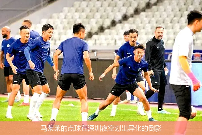 4月28日,马莱莱的点球在深圳夜空划出异化的倒影